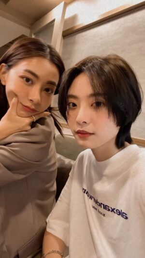 Erol Instagram - ⠀
帶這人去吃朝思暮想的餐廳
吃完三人份餐點後說肚子要爆了
居然在抵達下個目的前又買一杯咖啡以及可麗露
寵她的方式就是無限餵食她，大家學會了嗎？