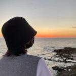 Erol Instagram - ⠀ 你說： 帶我去看海你知道哪裡有很厲害的沙灘 沙子很細而且像鑽石一樣會閃 到的時候已經是下午 ：好可惜啊 日落了光線不夠強沙子沒那麼漂亮 語氣像極了委屈的小孩 此刻時間好像暫停在太美的瞬間 我什麼也沒辦法思考只能專心仰望著天空 好像要把它看透 我說： 下次再一起來吧！ 來看會閃的沙還有粉橘色太陽 你直勾勾對著我笑，一如往常什麼都好 接住夕陽聽海浪拍打，好喜歡 我是說你