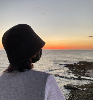 Erol Instagram - ⠀
你說：
帶我去看海你知道哪裡有很厲害的沙灘
沙子很細而且像鑽石一樣會閃
到的時候已經是下午
：好可惜啊
日落了光線不夠強沙子沒那麼漂亮
語氣像極了委屈的小孩

此刻時間好像暫停在太美的瞬間
我什麼也沒辦法思考只能專心仰望著天空
好像要把它看透

我說：
下次再一起來吧！
來看會閃的沙還有粉橘色太陽
你直勾勾對著我笑，一如往常什麼都好

接住夕陽聽海浪拍打，好喜歡

我是說你