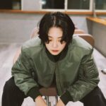 Erol Instagram - ⠀ 聽說我嬰兒時期是非常愛哭的 但那麼小誰會記得 比較有印象是開始上學後 男同學都笑我眼睛旁邊長了顆愛哭痣，一定很愛哭 小學生腦波很弱，當有人開始帶風向 就會越來越多同學說這件事 心裡想：我才不愛哭呢 以至於國小到畢業都沒哭過 甚至是在學校跟當時年級老大男同學打架 被訓導處老師抓來罵，一滴眼淚都沒掉 長大後看電影很多人會哭的橋段我也無感 這種狀態一直持續到這幾年 發生難以接受的事，終於體會到眼睛不眨一下 眼淚自動流出來，系統一旦啟動就不會關 哭不代表膽小，也不代表承受不了 只是在那個當下情緒有了共鳴 很慶幸拿回這個天賦