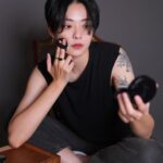 Erol Instagram - ⠀ YSL總不讓人失望，皮革黑氣墊換上NIKI抓皺皮革 搭配全霧黑 Cassandra LOGO，拿在手上就像迷你YSL NIKI包，自帶復古酷帥氣場，太適合我這種酷哥 8/31全台正式上市，超級限量必須搶吧！ Photo by @joshua.w0411 #ysl氣墊 #氣墊粉餅