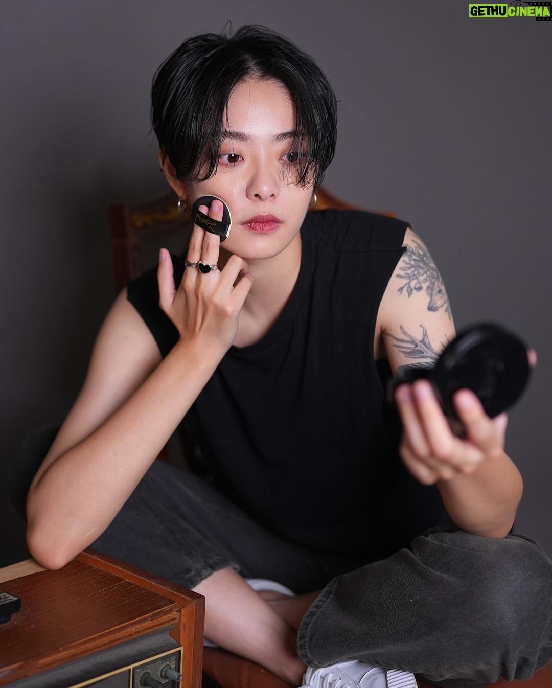 Erol Instagram - ⠀ YSL總不讓人失望,皮革黑氣墊換上NIKI抓皺皮革 搭配全霧黑 Cassandra LOGO,拿在手上就像迷你YSL NIKI包,自帶復古酷帥氣場,太適合我這種酷哥 8/31全台正式上市,超級限量必須搶吧! Photo by @joshua.w0411 #ysl氣墊 #氣墊粉餅