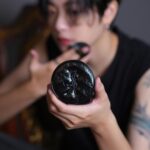 Erol Instagram - ⠀ YSL總不讓人失望，皮革黑氣墊換上NIKI抓皺皮革 搭配全霧黑 Cassandra LOGO，拿在手上就像迷你YSL NIKI包，自帶復古酷帥氣場，太適合我這種酷哥 8/31全台正式上市，超級限量必須搶吧！ Photo by @joshua.w0411 #ysl氣墊 #氣墊粉餅