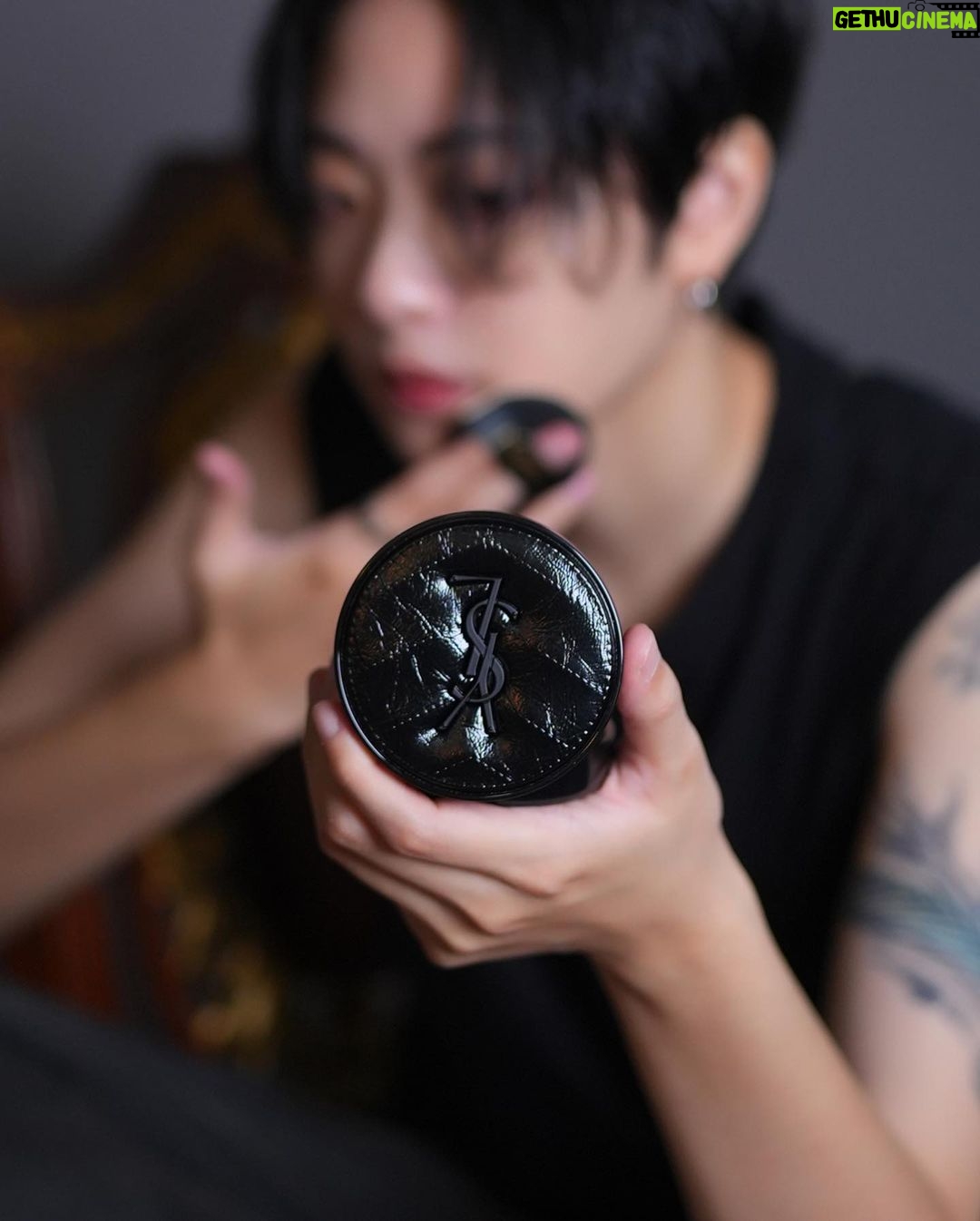 Erol Instagram - ⠀ YSL總不讓人失望,皮革黑氣墊換上NIKI抓皺皮革 搭配全霧黑 Cassandra LOGO,拿在手上就像迷你YSL NIKI包,自帶復古酷帥氣場,太適合我這種酷哥 8/31全台正式上市,超級限量必須搶吧! Photo by @joshua.w0411 #ysl氣墊 #氣墊粉餅