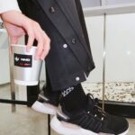 Erol Instagram – ⠀
想起學生時期

為了買NMD系列鞋款排隊8小時

還記得是在東區的店，天還沒亮就在隊伍裡了

今年夏天adidas Originals帶著街頭指標鞋款NMD強勢回歸

再次帶給我驚喜，配色與前衛的設計外

Boots緩震的搭配實在太符合人體工學

對我來說穿搭就是生活的一部分，好看的穿搭絕對能令人愉悅一整天

此次adidas Originals與Tzubi Coffee跨界合作推出特製NMD城市牧遊竹炭拿鐵，黑色的外型與滑順的口感，搭配店內裝潢，體現出在這座城市遊牧人們的潮流態度。

一杯咖啡，一雙鞋，把穿搭和街潮精神融入日常

歡迎大家到Tzubi Coffee點上一杯咖啡，展現你的城市遊牧精神

NMD_V3 X Tzubi Coffee

9/15(四)前，來杯限量特製NMD城市牧遊竹炭拿鐵吧

#NMD #NMD_V3 #城市遊牧型遊生活
@originals_tw Tzubi Park Project