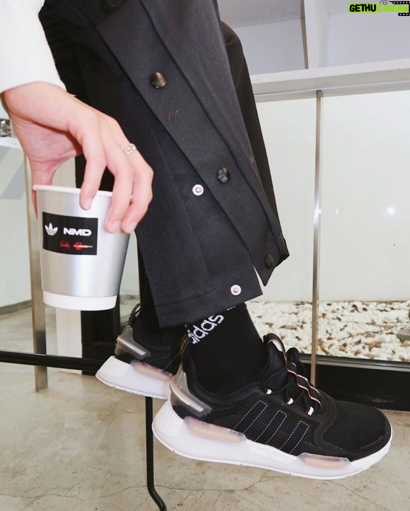 Erol Instagram - ⠀ 想起學生時期 為了買NMD系列鞋款排隊8小時 還記得是在東區的店，天還沒亮就在隊伍裡了 今年夏天adidas Originals帶著街頭指標鞋款NMD強勢回歸 再次帶給我驚喜，配色與前衛的設計外 Boots緩震的搭配實在太符合人體工學 對我來說穿搭就是生活的一部分，好看的穿搭絕對能令人愉悅一整天 此次adidas Originals與Tzubi Coffee跨界合作推出特製NMD城市牧遊竹炭拿鐵，黑色的外型與滑順的口感，搭配店內裝潢，體現出在這座城市遊牧人們的潮流態度。 一杯咖啡，一雙鞋，把穿搭和街潮精神融入日常 歡迎大家到Tzubi Coffee點上一杯咖啡，展現你的城市遊牧精神 NMD_V3 X Tzubi Coffee 9/15(四)前，來杯限量特製NMD城市牧遊竹炭拿鐵吧 #NMD #NMD_V3 #城市遊牧型遊生活 @originals_tw Tzubi Park Project