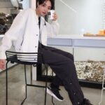 Erol Instagram - ⠀ 想起學生時期 為了買NMD系列鞋款排隊8小時 還記得是在東區的店，天還沒亮就在隊伍裡了 今年夏天adidas Originals帶著街頭指標鞋款NMD強勢回歸 再次帶給我驚喜，配色與前衛的設計外 Boots緩震的搭配實在太符合人體工學 對我來說穿搭就是生活的一部分，好看的穿搭絕對能令人愉悅一整天 此次adidas Originals與Tzubi Coffee跨界合作推出特製NMD城市牧遊竹炭拿鐵，黑色的外型與滑順的口感，搭配店內裝潢，體現出在這座城市遊牧人們的潮流態度。 一杯咖啡，一雙鞋，把穿搭和街潮精神融入日常 歡迎大家到Tzubi Coffee點上一杯咖啡，展現你的城市遊牧精神 NMD_V3 X Tzubi Coffee 9/15(四)前，來杯限量特製NMD城市牧遊竹炭拿鐵吧 #NMD #NMD_V3 #城市遊牧型遊生活 @originals_tw Tzubi Park Project