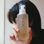 Erol Instagram - ⠀ 有沒有人跟我一樣皮膚屬於非常乾又容易敏感那種 之前打皮秒的時候醫生說： 妳的皮膚太乾了平常沒有做保濕嗎？ 打完皮秒後一定要把皮膚照顧好 聽醫生這樣講真的有苦說不出ಥ_ಥ 兩天敷一次臉算有保養了吧？ 最近接觸到無瑕肌保養品，強調天然原料對肌膚溫和 能依個人膚況客製化、搭配 能加入無瑕肌Line@由肌膚顧問協助了解肌膚問題 當時顧問請我使用一週看看效果如何 結果第二天上妝很直接就有感了！ 妝變得很貼合，臉也沒有什麼過敏反應 連續使用半個月後皮膚乾燥狀況減少許多 前幾天直播還有粉絲稱讚我皮膚好好😳 如果也跟我一樣有乾肌又敏感的困擾 無瑕肌推薦給你 最後就是粉絲福利啦✨ 我將抽出3位 抽獎辦法👇  1. 追蹤我與無瑕肌IG以及點讚這篇貼文 2. 留言肌膚屬性(乾肌/油肌/混合肌) 依留言膚況決定送出海百合精華or牛奶煥白精華 留言時間即日起至6/17晚上九點公佈抽獎名單 #無瑕肌 #海百合精華 #牛奶煥白精華