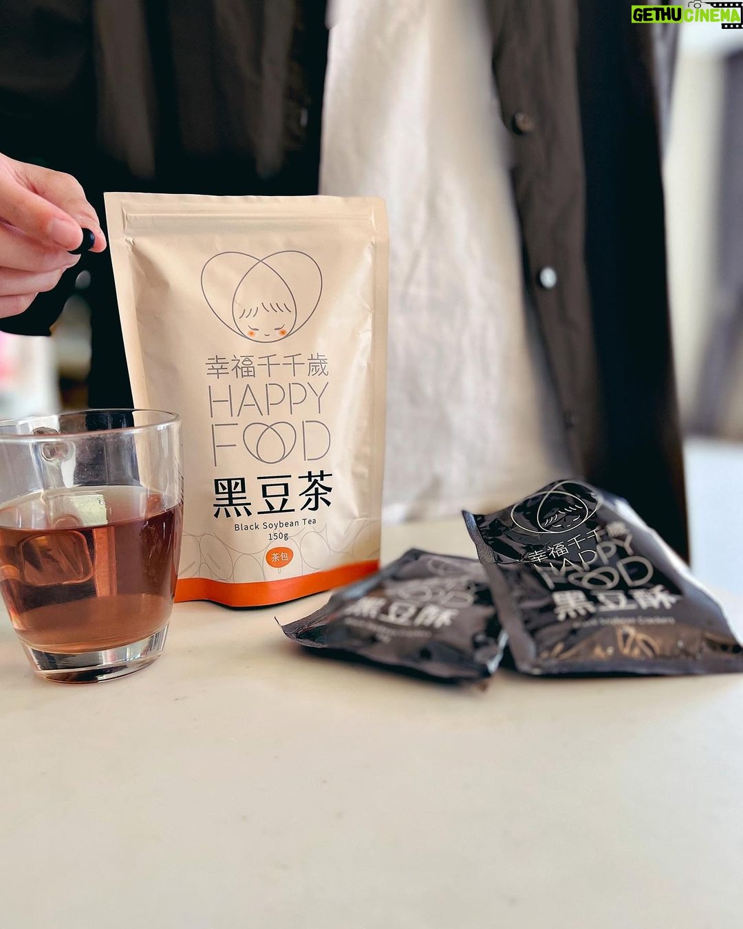 Erol Instagram - ⠀ 大部分女生都會有睡醒臉水腫的困擾 我也不例外,尤其工作內容需要面對鏡頭 喝黑咖啡是蠻多人消水腫的選擇 但我胃不太好起床就喝黑咖啡有點刺激 想起做臉的店家都會泡黑豆茶,說是能消水腫、排毒就決定在家試試看 選了自產自銷不添加防腐劑的小農品牌幸福千千歲 打開包裝時淡淡的豆香味飄出來 很快就喜歡上這味道,順著茶中自然清香味不知不覺就喝完整杯,持續喝了幾天後發現睡眠品質竟然變好(´⊙ω⊙`)算是意外的收穫吧 推薦給喜歡舒服清香味的朋友,讓它陪伴你每個日常 #幸福千千歲 #幸福千千歲黑豆茶 #幸福千千歲黑豆茶食禮盒 #美食