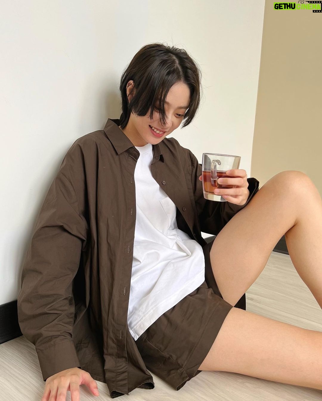 Erol Instagram - ⠀ 大部分女生都會有睡醒臉水腫的困擾 我也不例外,尤其工作內容需要面對鏡頭 喝黑咖啡是蠻多人消水腫的選擇 但我胃不太好起床就喝黑咖啡有點刺激 想起做臉的店家都會泡黑豆茶,說是能消水腫、排毒就決定在家試試看 選了自產自銷不添加防腐劑的小農品牌幸福千千歲 打開包裝時淡淡的豆香味飄出來 很快就喜歡上這味道,順著茶中自然清香味不知不覺就喝完整杯,持續喝了幾天後發現睡眠品質竟然變好(´⊙ω⊙`)算是意外的收穫吧 推薦給喜歡舒服清香味的朋友,讓它陪伴你每個日常 #幸福千千歲 #幸福千千歲黑豆茶 #幸福千千歲黑豆茶食禮盒 #美食