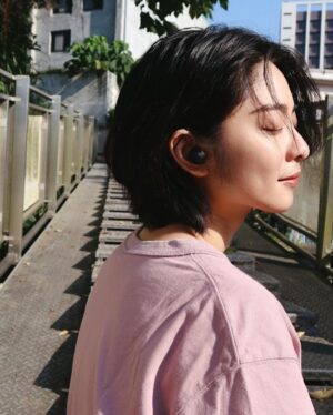 Erol Instagram - ⠀
新的一天就從喜歡的顏色開始
常被生活中有美感的設計所吸引 

最近接觸了Sony WF-C500這款耳機 
剛開始注意到它其實是因為外表😳 （外貿協會認證）
除了外觀設計有質感之外，還有四種顏色可以選擇
 
實際上手後發現它連接快速、容易操作、可以直接用耳機調節播放音量！ 
又可以使用Headphones Connect APP進行喜好設定！
耳機跟充電盒設計得很輕巧
無論運動、通勤或者工作中，提升不少便利性
搭配充電盒可使用時間長達20小時，對於我這種常忘記充電的人非常友善

想獲得這款耳機有兩種方式
1.去各大通路購買🤣🤣🤣
2.有追蹤我的朋友們，在這篇文章按讚加留言 ：我要Sony WF-C500耳機、並且轉發限時動態
將抽出三位名額贈送
（中獎名單將於4/1/20:00抽出）
（需截圖轉發限時動態）
@SonyTaiwan 
#Sony #WFC500 #馬卡龍耳機 #真無線耳機入門款 #國民真無線耳機