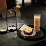 Erol Instagram - ⠀ 常被唸飲料剩一口沒喝完也不丟 食物放在冰箱不知道多久 以為是改不掉的壞習慣 後來發現是內心的反射動作 飲料快喝完就把速度放慢 喜歡吃的食物讓冰箱好好保管 遇到喜歡的人慢慢來，未必要是現在 我想替自己的喜歡留一點餘地 想念的時候還可以 —————————————————— 如果想在都市叢林找到一絲平靜 推薦你最近蠻喜歡的 —「仙島SENTO」 店內充滿著大自然的香氣和田園氛圍 茶點感受得出來團隊的用心 有職人的精神 注重細節很難令人不愛 #仙島sento #新東方老奶茶 #0懸念正常甜 #lifestyle