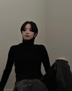 Erol Instagram - ⠀
很不喜歡穿內衣，尤其夏天
台灣氣候很容易濕黏，幾乎都會印出一道內衣痕，相信不少女生都遇過同樣困擾，直到最近接觸雲朵衣後解決了這個問題

雲朵衣所有款式都會搭配胸墊，讓我覺得最貼心的是衣服跟胸墊尺寸可以分開選擇，適用於各種身型，不勒胸沒有任何束縛感，貼合身體但不緊繃

這邊要誇獎一下衣服本身的剪裁，很修飾身材
讓我穿上去都有直角肩了！！！每次看Blackpink 露出她們的直角肩都覺得有夠美，沒想到我偶爾也能擁有🥹讓人充滿自信

即日起至4/27購買雲朵衣，輸入我的專屬折扣碼erol
能享有特別的優惠，今年夏天來一場無束縛、無痕的體驗吧
#雲朵衣 #ootd