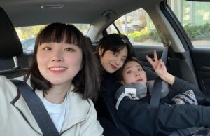 Erol Instagram - ⠀
從你們是情侶到後來變人妻
現在居然要當媽媽了，很難以置信每個過程都在旁邊目睹
而且還是一路從台灣到美國，是一段很誇張的緣份

今天是恭禧入住的第一天
希望能一切順利十個月直接退房

我們三個好久沒有自拍了，很喜歡這張照片的感覺大家真的都很開心🐰植入後化身為一坨會呼吸的肉，於是有了這張躺在椅背的照片📷
#friends #friendship