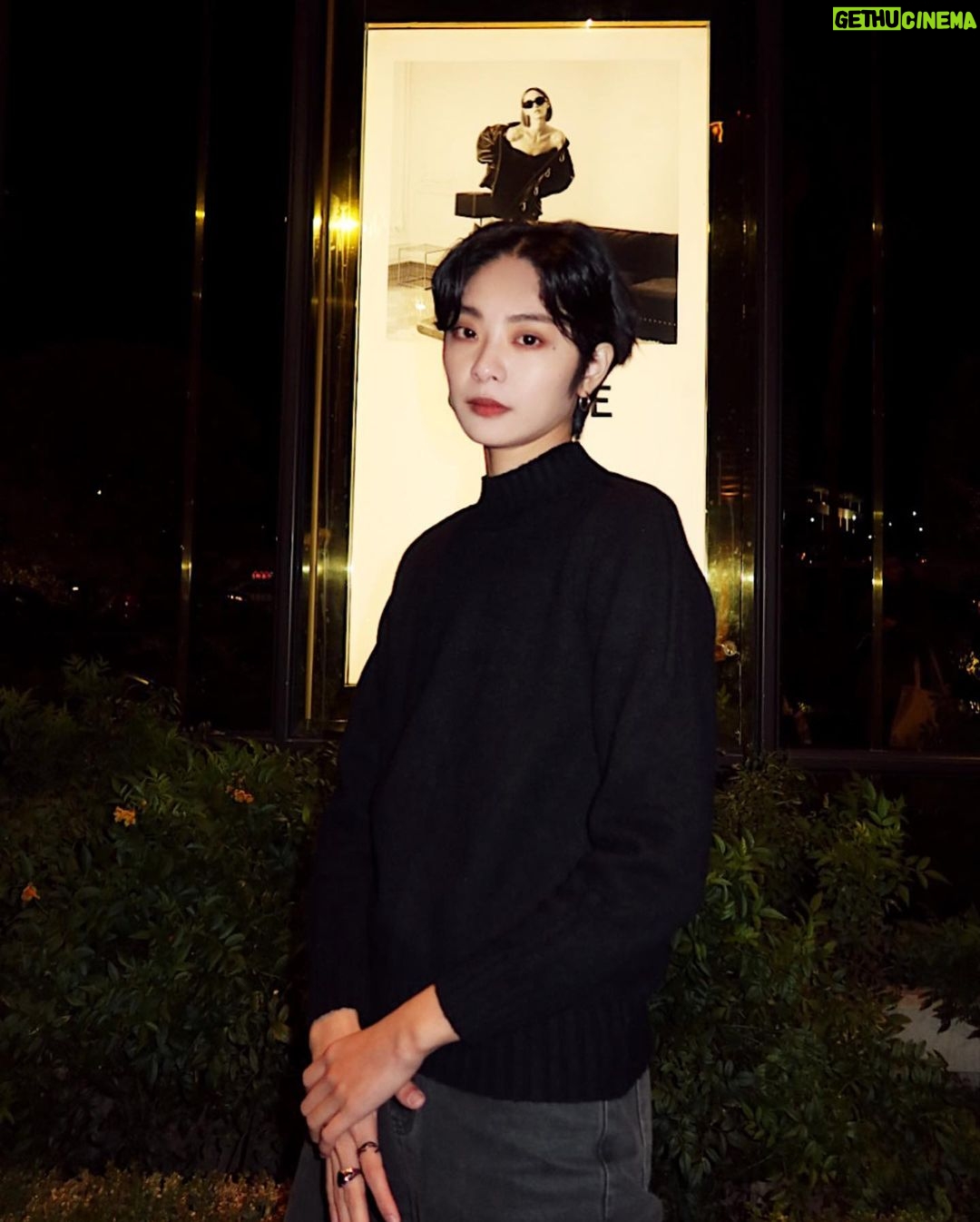 Erol Instagram - ⠀ 人生進度30% ⋯ 曾經以為30歲很遙遠 現在看來18歲才是很遙遠的事 心中多少會有些感慨但能坦然接受 這年過得還好嗎?一半一半吧 失去了一些卻也有很好的收穫 接受了每個人都是階段性的存在後 對於失去釋然很多 關心及善意像糖果永遠不嫌多 心臟會有癢癢的感覺不知道該怎麼形容但很舒服 謝謝遇見這些甜甜的人 打這些文字的此刻是很快樂的 感謝生日願望的發明 讓已經長大不再相信童話故事的人 每年還有一天能認真為自己留一個願望 很多人都會開玩笑說又老了一歲 但對於浪漫的天蠍座來說 不過是又長大一歲的帥哥罷了 #1111111