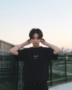 Erol Instagram - ⠀
我以為很快就能見面，所以那天沒有好好告別。

有時候人與人的關係好像坐過站的列車
當妳發現的時候已經物是人非
也會感嘆無法修補回最初的狀態
被時間推著向前的同時我們學會更勇敢

該來的都在路上，會遇到些驚喜的意外、浪漫的風景、美好的人、溫柔的對待

為了給大家看日落的美好
最後一張我豁出去了🫠🫠

#lifestyle #sunset #ootd
