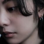 Erol Instagram - 趁這次去韓國之前去體驗了水飛梭 因為本身皮膚屬於乾肌➕敏感肌 擔心去了又冷又乾的韓國沒辦法拍出好看的照片 跟 @2.17__ 做了諮詢後，決定在 @myniceclinic 試試看 先說結論 做完海飛秀水飛梭後 真的感受到肌膚被深度清潔，過程中完全無痛感 這台機器厲害的點在於，在清潔的同時也在導入精華液，可以做到清潔又保濕的修護 最後又加購了三倍光雷射 也就是俗稱的脈衝光，可以縮小毛孔、減少細紋 改善膚色不均的問題，一樣沒什麼痛感 我連麻醉藥膏都跟護理師說不用敷了 ☝🏻☝🏻前兩張照片是在韓國剛睡醒素顏拍的☝🏻☝🏻 最後我要強調一點✨ 「完全沒有恢復期」✨ 整套療程做完後臉沒有紅腫、泛紅 這對我來說蠻不容易的，平常是連敷臉 都很容易過敏的體質 ☝🏻☝🏻☝🏻第三張影片做完療程後的一小時沒有上底妝☝🏻☝🏻☝🏻 超～級～亮 前幾天用手機原鏡頭直播，觀眾們一直問 為什麼皮膚那麼好！因為有保養真的有差 任何相關問題都可以直接私訊 @myniceclinic 啊 報Erol會有小驚喜不要害羞趕快試試看吧 #耐斯診所 #niceclinic #水飛梭 #海飛秀 #hydrafacial#例行保養 #懶人保養 #黑頭粉刺#內包型粉刺 #清粉刺 #痘痘改善＃三倍光雷射#脈衝光雷射#台北醫美診所 #東區醫美