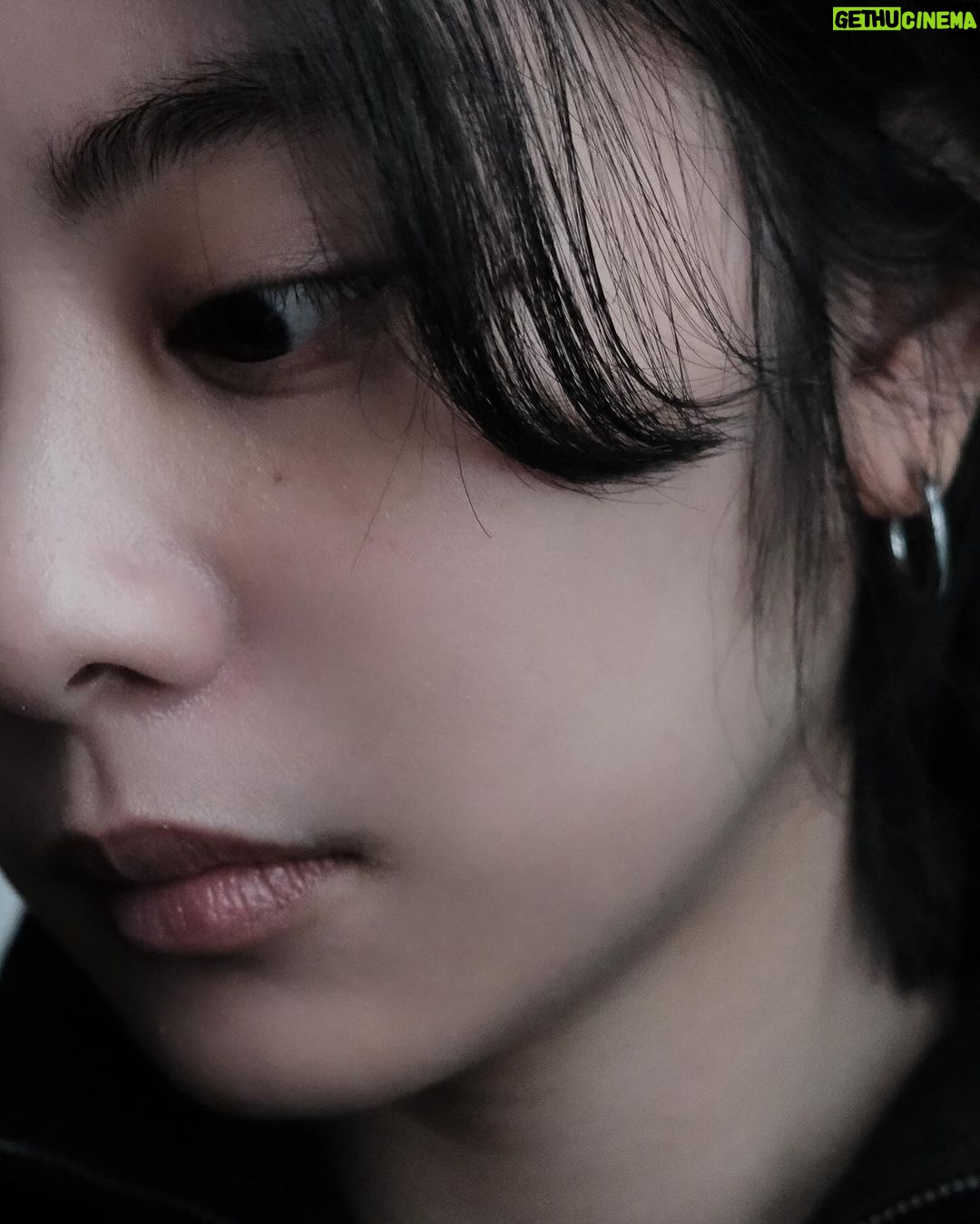 Erol Instagram - 趁這次去韓國之前去體驗了水飛梭 因為本身皮膚屬於乾肌➕敏感肌 擔心去了又冷又乾的韓國沒辦法拍出好看的照片 跟 @2.17__ 做了諮詢後,決定在 @myniceclinic 試試看 先說結論 做完海飛秀水飛梭後 真的感受到肌膚被深度清潔,過程中完全無痛感 這台機器厲害的點在於,在清潔的同時也在導入精華液,可以做到清潔又保濕的修護 最後又加購了三倍光雷射 也就是俗稱的脈衝光,可以縮小毛孔、減少細紋 改善膚色不均的問題,一樣沒什麼痛感 我連麻醉藥膏都跟護理師說不用敷了 ☝🏻☝🏻前兩張照片是在韓國剛睡醒素顏拍的☝🏻☝🏻 最後我要強調一點✨ 「完全沒有恢復期」✨ 整套療程做完後臉沒有紅腫、泛紅 這對我來說蠻不容易的,平常是連敷臉 都很容易過敏的體質 ☝🏻☝🏻☝🏻第三張影片做完療程後的一小時沒有上底妝☝🏻☝🏻☝🏻 超~級~亮 前幾天用手機原鏡頭直播,觀眾們一直問 為什麼皮膚那麼好!因為有保養真的有差 任何相關問題都可以直接私訊 @myniceclinic 啊 報Erol會有小驚喜不要害羞趕快試試看吧 #耐斯診所 #niceclinic #水飛梭 #海飛秀 #hydrafacial#例行保養 #懶人保養 #黑頭粉刺#內包型粉刺 #清粉刺 #痘痘改善#三倍光雷射#脈衝光雷射#台北醫美診所 #東區醫美