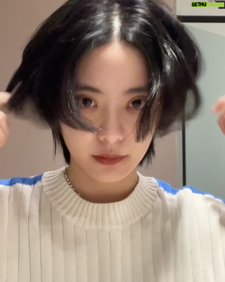 Erol Instagram - 趁這次去韓國之前去體驗了水飛梭 因為本身皮膚屬於乾肌➕敏感肌 擔心去了又冷又乾的韓國沒辦法拍出好看的照片 跟 @2.17__ 做了諮詢後,決定在 @myniceclinic 試試看 先說結論 做完海飛秀水飛梭後 真的感受到肌膚被深度清潔,過程中完全無痛感 這台機器厲害的點在於,在清潔的同時也在導入精華液,可以做到清潔又保濕的修護 最後又加購了三倍光雷射 也就是俗稱的脈衝光,可以縮小毛孔、減少細紋 改善膚色不均的問題,一樣沒什麼痛感 我連麻醉藥膏都跟護理師說不用敷了 ☝🏻☝🏻前兩張照片是在韓國剛睡醒素顏拍的☝🏻☝🏻 最後我要強調一點✨ 「完全沒有恢復期」✨ 整套療程做完後臉沒有紅腫、泛紅 這對我來說蠻不容易的,平常是連敷臉 都很容易過敏的體質 ☝🏻☝🏻☝🏻第三張影片做完療程後的一小時沒有上底妝☝🏻☝🏻☝🏻 超~級~亮 前幾天用手機原鏡頭直播,觀眾們一直問 為什麼皮膚那麼好!因為有保養真的有差 任何相關問題都可以直接私訊 @myniceclinic 啊 報Erol會有小驚喜不要害羞趕快試試看吧 #耐斯診所 #niceclinic #水飛梭 #海飛秀 #hydrafacial#例行保養 #懶人保養 #黑頭粉刺#內包型粉刺 #清粉刺 #痘痘改善#三倍光雷射#脈衝光雷射#台北醫美診所 #東區醫美