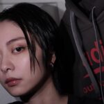 Erol Instagram - ⠀ 朋友心血來潮想看我化女團妝 說要在暗暗的地方才能拍出白色眼線和亮粉 勘查了一圈家裡 廁所以外，就衣櫃最暗 加上我對亮粉有所怨念才有了這組厭世照片 好像可以找我拍恐怖片，怨念的部分掌控滿分 #美妝 #美妝分享 #厭世臉 #反派