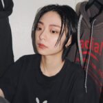 Erol Instagram - ⠀ 朋友心血來潮想看我化女團妝 說要在暗暗的地方才能拍出白色眼線和亮粉 勘查了一圈家裡 廁所以外，就衣櫃最暗 加上我對亮粉有所怨念才有了這組厭世照片 好像可以找我拍恐怖片，怨念的部分掌控滿分 #美妝 #美妝分享 #厭世臉 #反派