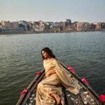Esha Gupta Instagram – उस की याद आई है साँसो ज़रा आहिस्ता चलो 
धड़कनों से भी इबादत में ख़लल पड़ता है Varanasi – Kashi – Banaras