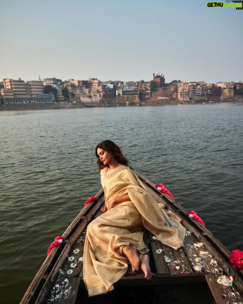 Esha Gupta Instagram - उस की याद आई है साँसो ज़रा आहिस्ता चलो धड़कनों से भी इबादत में ख़लल पड़ता है Varanasi - Kashi - Banaras