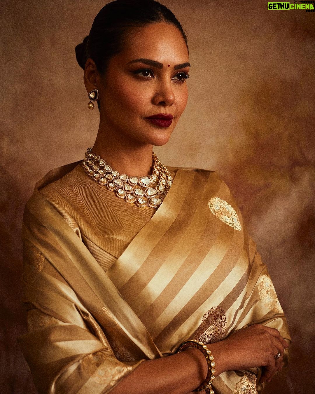 Esha Gupta Instagram - Last night for @iffigoa Jewels @archanaaggarwalofficial Saree @shantibanaras Photographs by @hiteshkhunt Styled by @stacey.cardoz @styledbystaceycardoz Mua me
