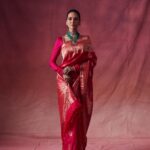 Esha Gupta Instagram – Last night for #69thfilmfareawards2024 @filmfare 
Saree- Moms
Jewels @amarisbyprernarajpal 
HMU @harryrajput64 
Styled by @stylebyrakhi 
Photographed by @hiteshkhunt 
Managed by @tarctalent @sarvesh_shashi 
Special art direction by @nikhil1975