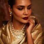 Esha Gupta Instagram – Last night for @iffigoa 
Jewels @archanaaggarwalofficial 
Saree @shantibanaras 
Photographs by @hiteshkhunt 
Styled by @stacey.cardoz @styledbystaceycardoz 
Mua me