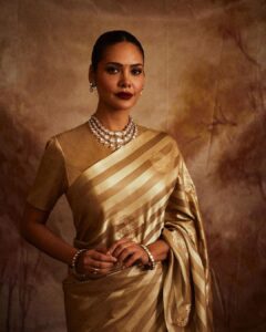 Esha Gupta Instagram - Last night for @iffigoa Jewels @archanaaggarwalofficial Saree @shantibanaras Photographs by @hiteshkhunt Styled by @stacey.cardoz @styledbystaceycardoz Mua me