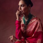 Esha Gupta Instagram - Last night for #69thfilmfareawards2024 @filmfare Saree- Moms Jewels @amarisbyprernarajpal HMU @harryrajput64 Styled by @stylebyrakhi Photographed by @hiteshkhunt Managed by @tarctalent @sarvesh_shashi Special art direction by @nikhil1975