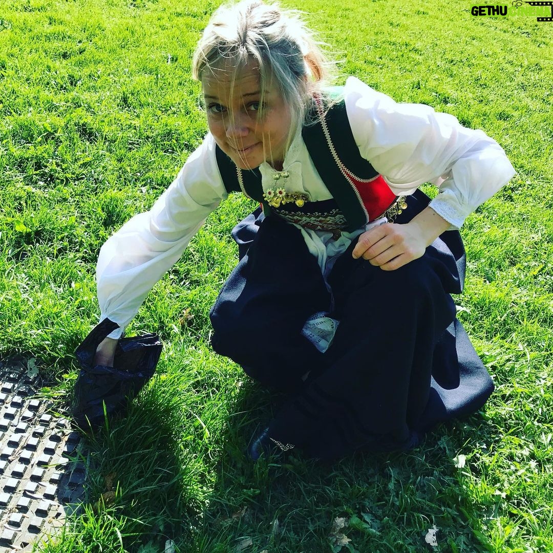 Espen Eckbo Instagram - Gratulerer med dagen, alle sammen! #17mai #hund #bunad #nasjonaldag