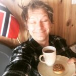 Espen Eckbo Instagram - Ingenting er som å ha bursdag alene på hytta, og så overraske seg selv med flagg, kanelbolle og kakao på senga! #bursdag #46 #påske #happybirthday