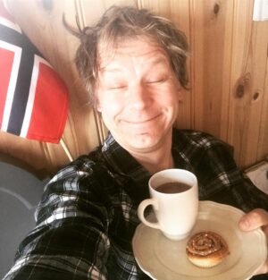 Espen Eckbo Instagram - Ingenting er som å ha bursdag alene på hytta, og så overraske seg selv med flagg, kanelbolle og kakao på senga! #bursdag #46 #påske #happybirthday