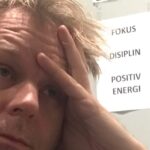 Espen Eckbo Instagram - Har en utskrift på veggen med noen floskler jeg ikke husker hva gjaldt. Noe forbanna piss, men orker ikke plukke ned arket.
