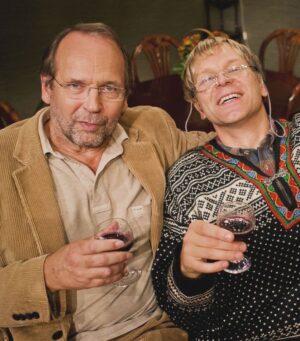 Espen Eckbo Instagram - 🙏❤️🥲
Ole Paus sin karrière er så mektig og ruvende at jeg får mest lyst til å sette meg stille ned og lytte til hele katalogen hans, istedenfor å uttale meg.
Men han fortjener jo så absolutt noen ord.

Helt siden jeg som liten lo frydefullt og forfjamset av balladen om far som denget mor i en sofa fra IKEA, har Ole Paus vært til stor inspirasjon.
Han kombinerte infam frekkhet og varme på en måte som gjorde ham både kul og folkelig.
Det virket ikke først og fremst som om han ville underholde, men oppriktig formidle sine tanker og følelser på smarte måter.
Han kunne være rå og beinhard i angrep på samfunn og enkeltpersoner, men også from og myk og fylt av kjærlighet uten at det ble klisjéfylt.
I tillegg var han flink til å omfavne yngre humorister med ydmykhet og komplimenter, uten fokus på at vi alle var underlegne ham selv.
Respekten for Ole Paus er bunnløs og himmelhøy.