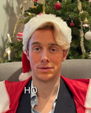 Espen Eckbo Instagram - En eksklusiv hilsen fra den ekte julenissen, han som gir deg Ding, uten dong!

Let’n Alexis Munthe Be Your Father X-mas tonight! #Alexismunthe #nisseneibingen #djadvento #boyzvoice