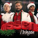 Espen Eckbo Instagram - Kjære venner, familie, kollegaer og seere, I dag er det 1. desember og vi avduker første episode av "Nissene i Bingen" på TVNorge og Discovery+. De siste episodene er fortsatt i etterarbeidet, men jeg kan allerede si at dette er det prosjektet jeg er mest stolt av å ha gjennomført de siste 20 årene. Ulike anmeldere kommer til å legge vekt på forskjellige sider av de første episodene, og det blir garantert bredde i terningkastene. Likevel er det digg å kunne slå fast dypt inne i seg selv og på vegne av alle som har bidratt til denne produksjonen, at "Nissene i Bingen" har blitt alt vi kunne håpe at det skulle bli - og bedre enn det. Yngre talenter har fylt opp serien med karakterer som tar samtiden på kornet bedre enn noen i min egen generasjon kunne gjort. Etablerte legender leverer modne versjoner av sine kjære figurer, som får sine historier fullendt på en måte vi aldri kunne forestilt oss da eventyret begynte på en låve i Fetsund for 20 år siden. Det er nesten ikke til å tro at vi nå straks har landet dette fjellstøtt på beina og skapt en langstrakt trilogi som spenner over fuckings 20 år. Hver sesong står på egne bein som et tidsvitne fra sitt eget tiår, og tilsammen håper jeg de tre produksjonene rommer nok humor, alvor og tidløse observasjoner til at de kan fortsette å bli oppdaget og satt pris på av seere som enda er for små til å få se på. God fornøyelse, god jul og tusen takk til alle som har vært med på reisen, foran og bak kamera. Og særlig til alle som har holdt ut og ventet mens jeg har vært borteist. Love, Espen Eckbo
