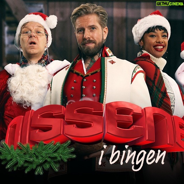 Espen Eckbo Instagram - Kjære venner, familie, kollegaer og seere, I dag er det 1. desember og vi avduker første episode av "Nissene i Bingen" på TVNorge og Discovery+. De siste episodene er fortsatt i etterarbeidet, men jeg kan allerede si at dette er det prosjektet jeg er mest stolt av å ha gjennomført de siste 20 årene. Ulike anmeldere kommer til å legge vekt på forskjellige sider av de første episodene, og det blir garantert bredde i terningkastene. Likevel er det digg å kunne slå fast dypt inne i seg selv og på vegne av alle som har bidratt til denne produksjonen, at "Nissene i Bingen" har blitt alt vi kunne håpe at det skulle bli - og bedre enn det. Yngre talenter har fylt opp serien med karakterer som tar samtiden på kornet bedre enn noen i min egen generasjon kunne gjort. Etablerte legender leverer modne versjoner av sine kjære figurer, som får sine historier fullendt på en måte vi aldri kunne forestilt oss da eventyret begynte på en låve i Fetsund for 20 år siden. Det er nesten ikke til å tro at vi nå straks har landet dette fjellstøtt på beina og skapt en langstrakt trilogi som spenner over fuckings 20 år. Hver sesong står på egne bein som et tidsvitne fra sitt eget tiår, og tilsammen håper jeg de tre produksjonene rommer nok humor, alvor og tidløse observasjoner til at de kan fortsette å bli oppdaget og satt pris på av seere som enda er for små til å få se på. God fornøyelse, god jul og tusen takk til alle som har vært med på reisen, foran og bak kamera. Og særlig til alle som har holdt ut og ventet mens jeg har vært borteist. Love, Espen Eckbo