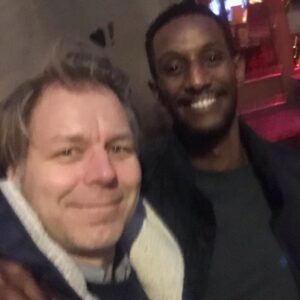 Espen Eckbo Instagram - Rent avslutningsvis vil jeg oppfordre alle fra ytre høyre til ytre venstre til å samles på midtbanen og vise at vi er ikke fakkings USA. Vi er Norge, og dette er norske tilstander. Ikke frykt for norsk humor, det skal bli nok av støtende provokasjoner i alle farger fra alle kanter også i fremtiden. @rasisme_i_norge @dplayno @tvnorge @mads_hansen11