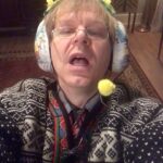 Espen Eckbo Instagram - Asbjørn forklarer de over 70 hvordan man kan se #karantenenøtter og komme seg på toalettet med dopapir som har ferdig trykk. #asbjørn #korona #karantene #påskenøtter #dplay