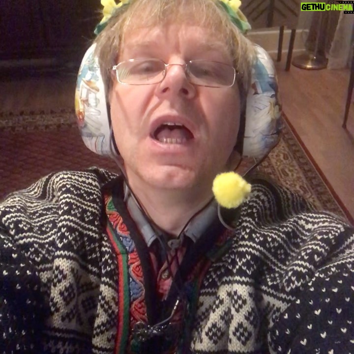 Espen Eckbo Instagram - Asbjørn forklarer de over 70 hvordan man kan se #karantenenøtter og komme seg på toalettet med dopapir som har ferdig trykk. #asbjørn #korona #karantene #påskenøtter #dplay