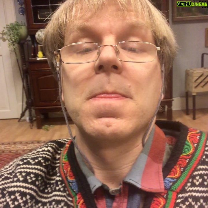 Espen Eckbo Instagram - Gratis #karantenenøtter på dPlay hver kveld kl 20:00. Bli med i tørkingen av tre heldige vinnere hver kveld! #asbjørn #brekke #nøtter #påske #karantene
