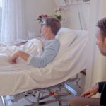 Espen Eckbo Instagram - En gammel brukket rygg kan funke som unnskyldning for mer pikante sykehusinnleggelser. På søndag er jeg endelig med i en episode av #HeltPerfekt. #tvnorge #dplay #thomasgiertsen #fleskepupper #kosmetisk #kirurgi @dplay @tvnorge