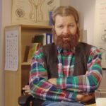 Espen Eckbo Instagram - Frukt og grønt er alltid nyttig i helseundervisningen. Tord Aulie belærer ikke elever om puberteten, men arbeidstakere om overgangsalderen. #eckbosarkiv #pubertet #overgangsalder #helse #tupé