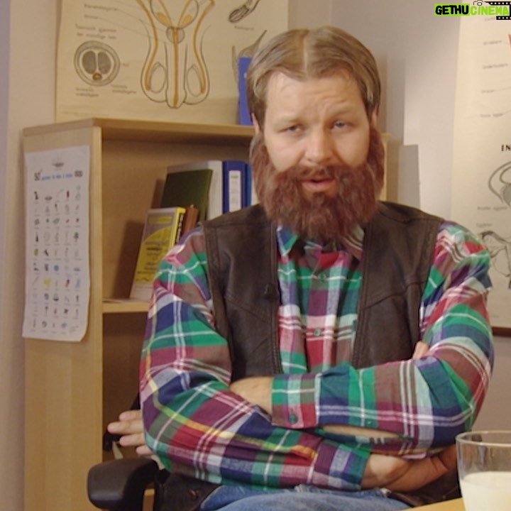 Espen Eckbo Instagram - Frukt og grønt er alltid nyttig i helseundervisningen. Tord Aulie belærer ikke elever om puberteten, men arbeidstakere om overgangsalderen. #eckbosarkiv #pubertet #overgangsalder #helse #tupé