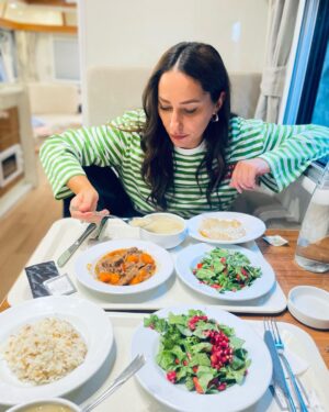 Esra Ruşan Instagram - Herkesin herkesi dolandırdığı bir haftadan daha merhaba sevgili arkadaşlar. Ama konumuz ben ve tatlı fotoğraflarım.
