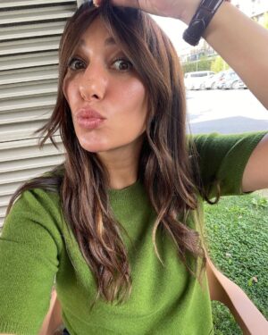 Esra Ruşan Instagram - Herkesin herkesi dolandırdığı bir haftadan daha merhaba sevgili arkadaşlar. Ama konumuz ben ve tatlı fotoğraflarım.