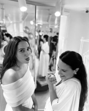 Esra Ruşan Instagram - Herkesin herkesi dolandırdığı bir haftadan daha merhaba sevgili arkadaşlar. Ama konumuz ben ve tatlı fotoğraflarım.